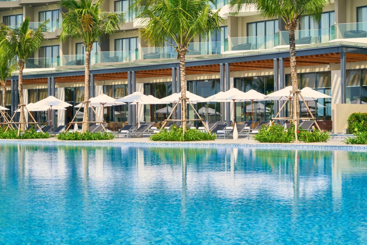 Moevenpick Villas & Residences Фукуок Екстер'єр фото The pool at the hotel
