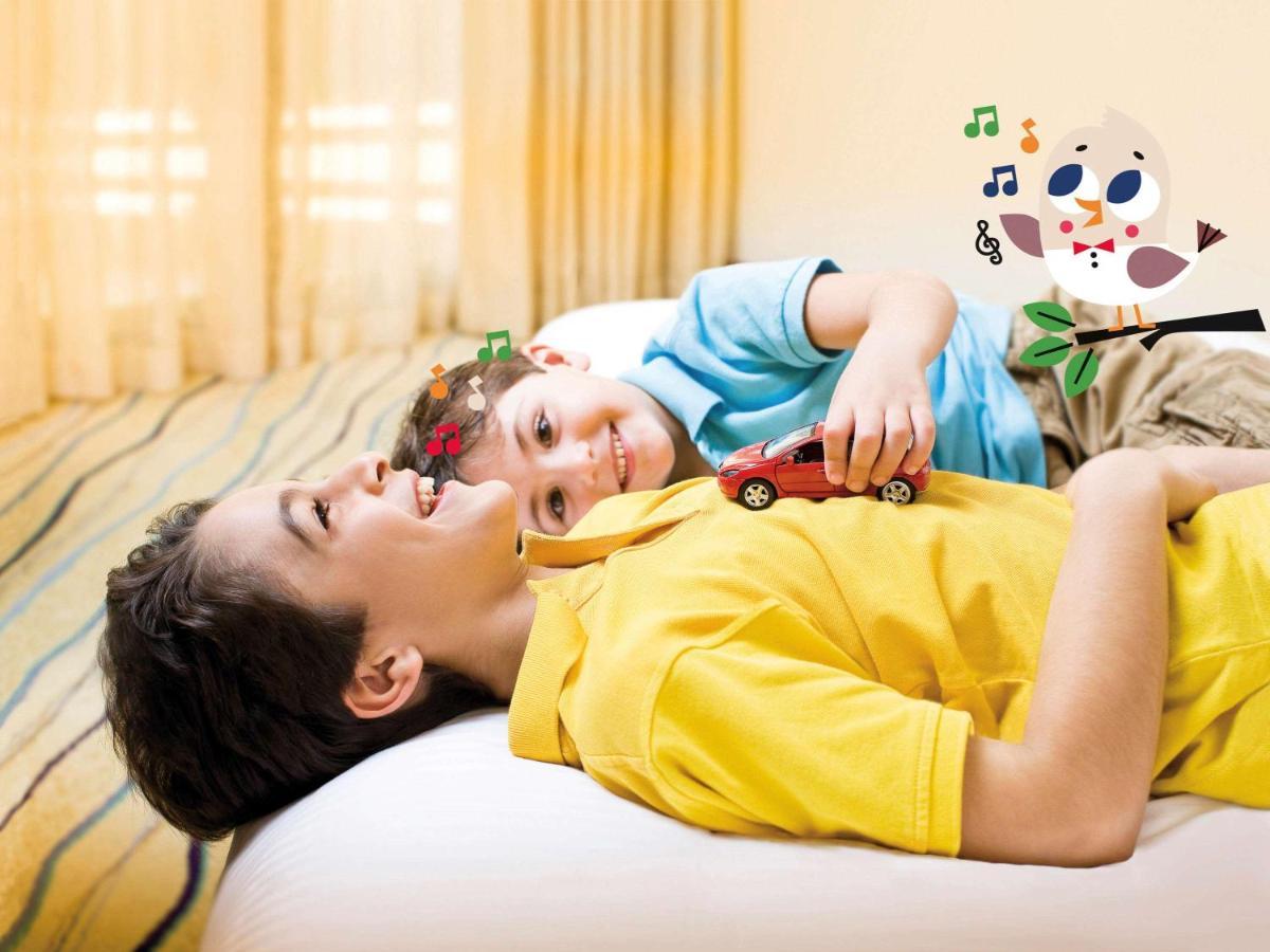 Moevenpick Villas & Residences Фукуок Екстер'єр фото A child with autism playing with a toy car