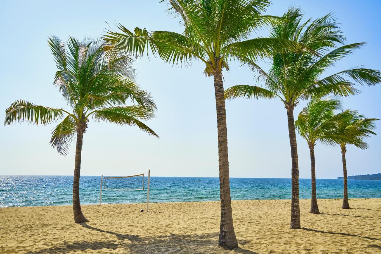 Moevenpick Villas & Residences Фукуок Екстер'єр фото Palm trees on the beach