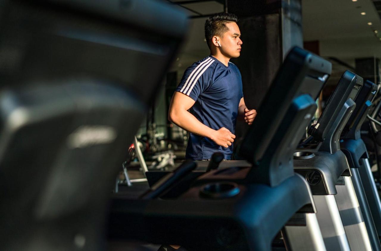 Moevenpick Villas & Residences Фукуок Екстер'єр фото A man running on a treadmill
