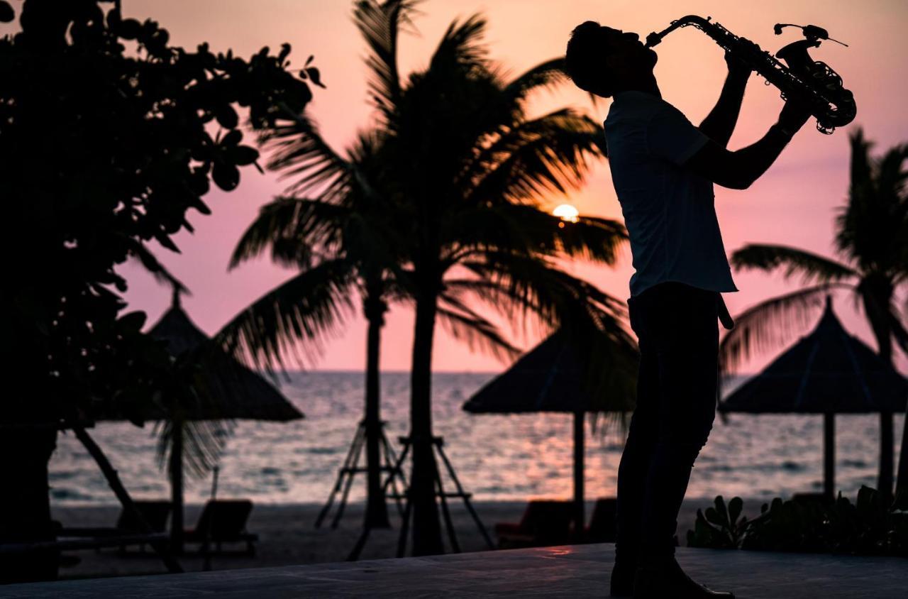 Moevenpick Villas & Residences Фукуок Екстер'єр фото Sunset at the beach